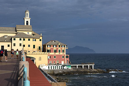 Cosa Visitare A Genova? Il lungomare di Corso Italia e la chiesa di Sant'Antonio di Boccadasse