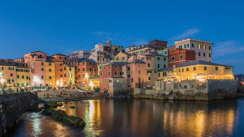 Cosa Visitare a Genova? Boccadasse un borgo romantico al tramonto